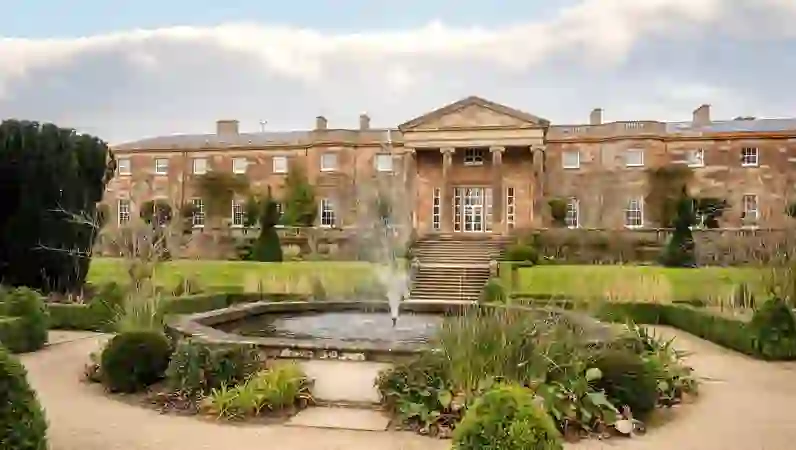 Hillsborough Castle met een Georgiaanse gevel, formele tuinen en een centrale fontein in county Down.