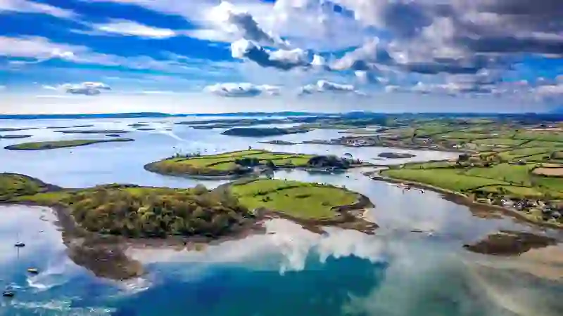 Luchtfoto van Strangford Lough in County Down met kronkelende waterwegen, groene landbouwgrond en dramatische wolken.