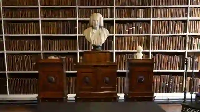 Livres et bustes historiques exposés à l'intérieur de la bibliothèque Armagh Robinson du XVIIIe siècle, dans le comté d'Armagh.