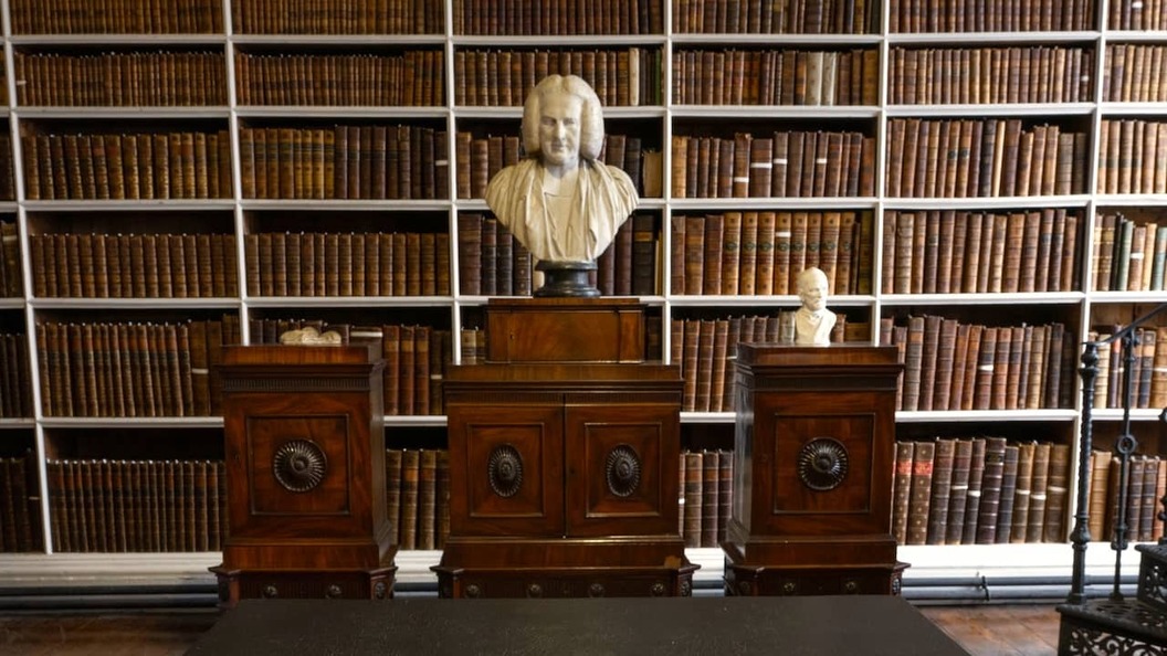 Livres et bustes historiques exposés à l'intérieur de la bibliothèque Armagh Robinson du XVIIIe siècle, dans le comté d'Armagh.