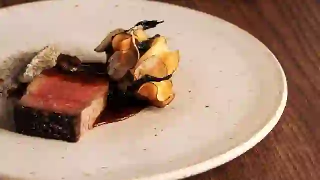 Dégustation de plats raffinés dans le comté de Clare, avec de la viande d'origine locale, des truffes et des légumes de saison.