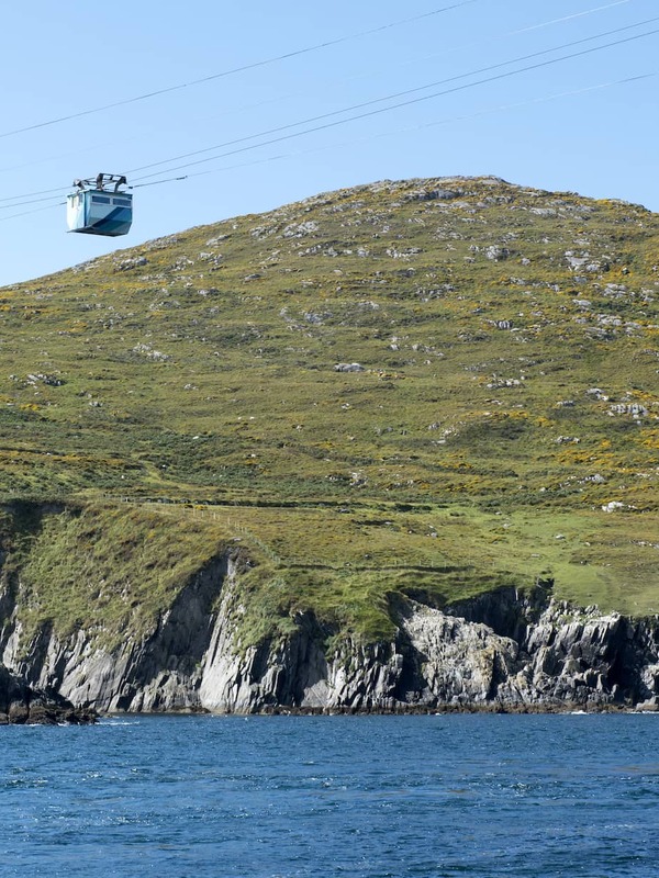 Kabelbaan naar Dursey Island over de Atlantische Oceaan op een heldere dag aan de ruige kust van West Cork.