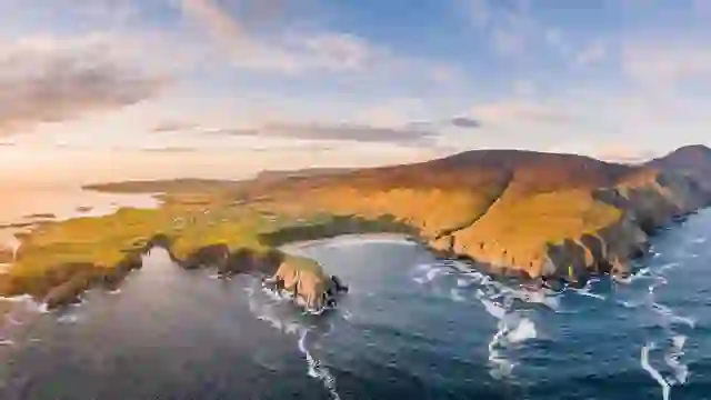 Vue aérienne de la plage de Silver Strand dans le comté de Donegal, entourée de falaises spectaculaires et de l’océan Atlantique.