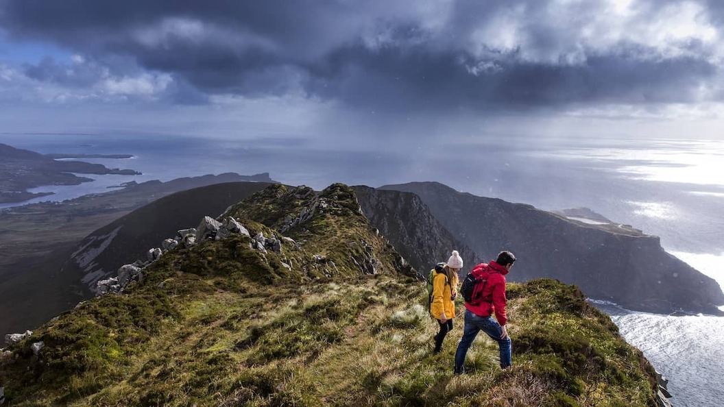 Des randonneurs sur les falaises de Slieve League avec une vue spectaculaire de la côte dans le comté de Donegal.