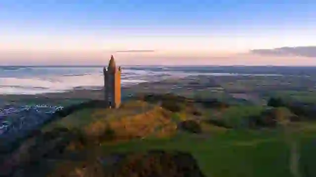 De Scrabo Tower torent uit boven het glooiende landschap, met panoramisch uitzicht over Strangford Lough en county Down.