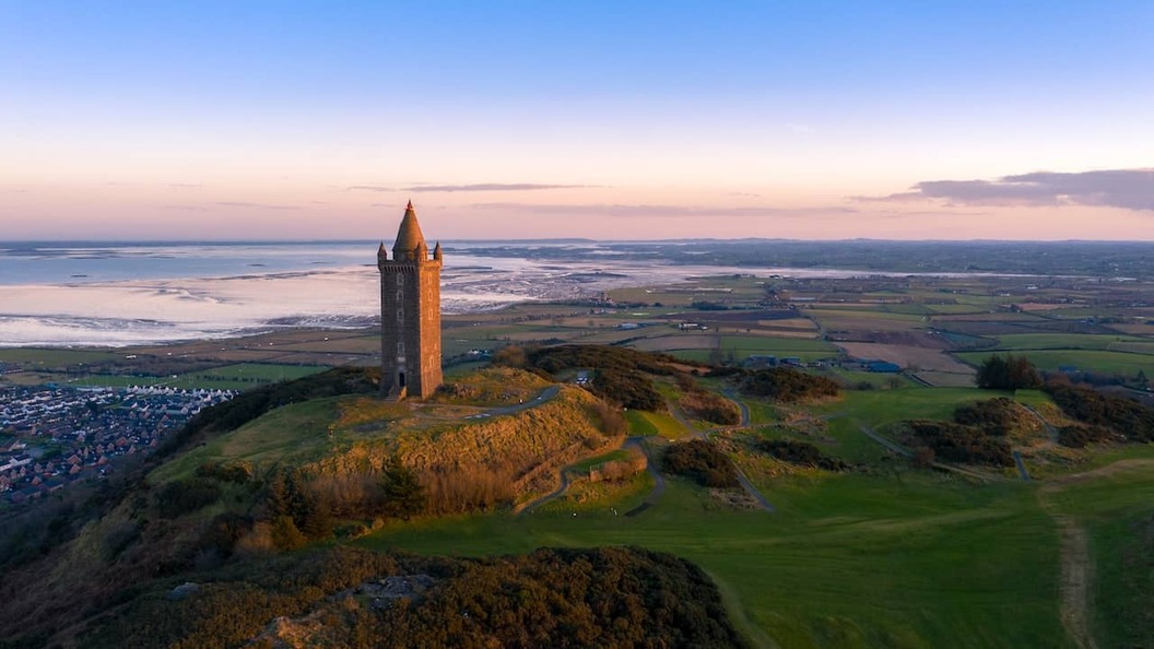 De Scrabo Tower torent uit boven het glooiende landschap, met panoramisch uitzicht over Strangford Lough en county Down.