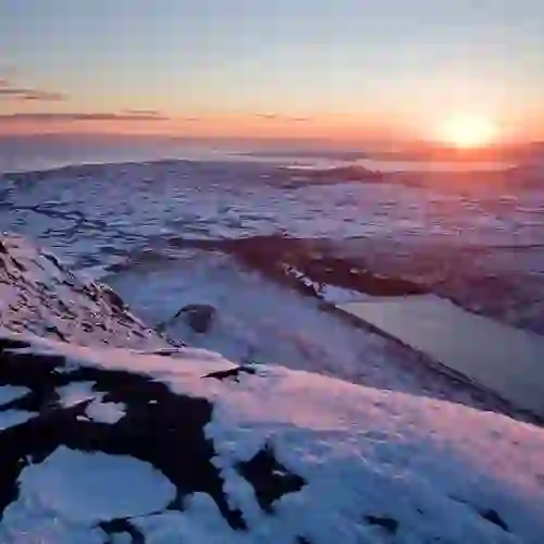 Die schneebedeckten Mourne Mountains bei Sonnenaufgang mit Blick auf die hügelige Landschaft, Seen und die Küste in der Nähe von Newry.