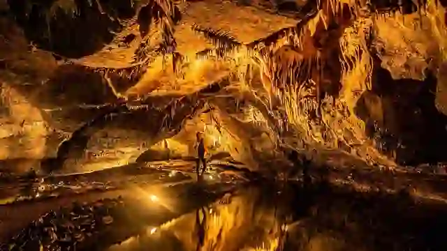 Cuevas de Marble Arch en el condado de Fermanagh, con espectaculares formaciones rocosas y un río subterráneo.