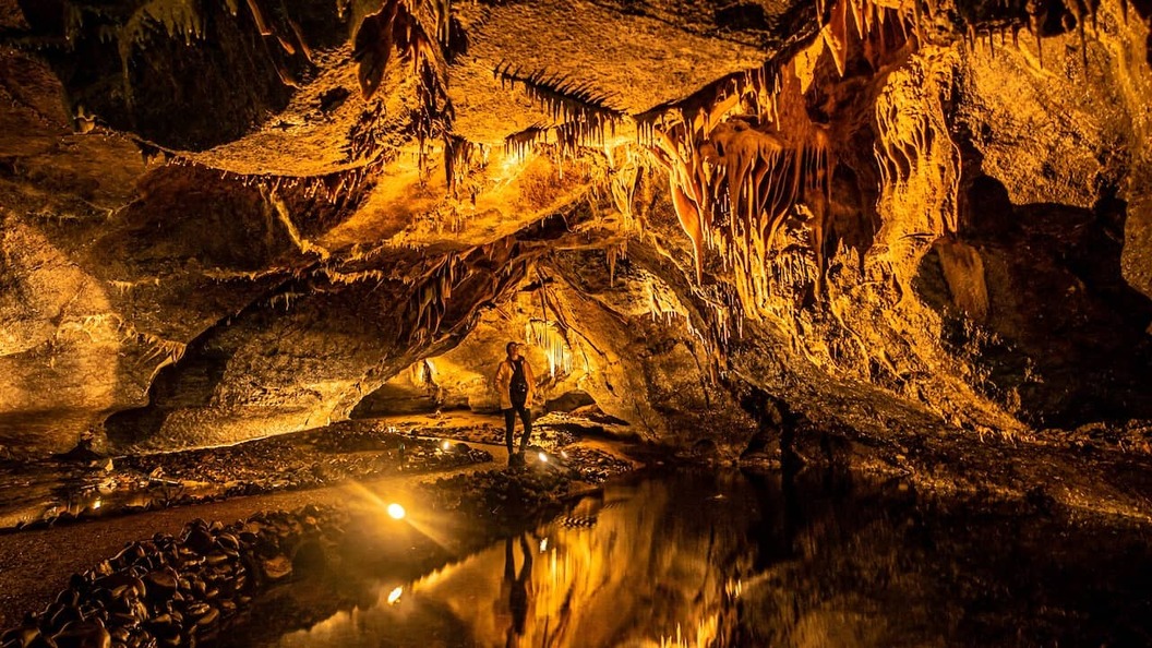 Cuevas de Marble Arch en el condado de Fermanagh, con espectaculares formaciones rocosas y un río subterráneo.