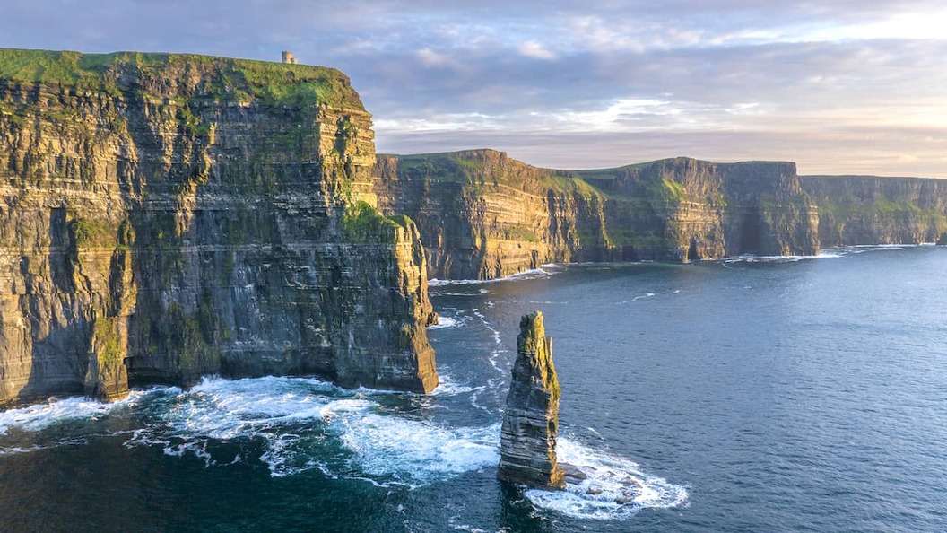Les falaises de Moher surplombant l'océan Atlantique, avec des aiguilles rocheuses spectaculaires et un paysage côtier sauvage dans le comté de Clare.