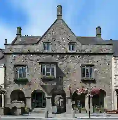Rothe House à Kilkenny, une demeure médiévale de marchand, restaurée et célèbre pour ses arcades en pierre et ses jardinières.