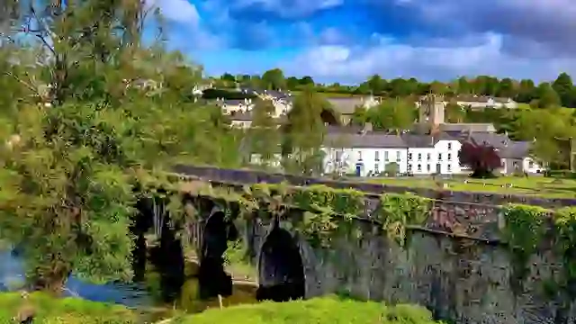 Village d'Inistioge avec son pont de pierre historique qui traverse la rivière Nore dans la campagne luxuriante du comté de Kilkenny.