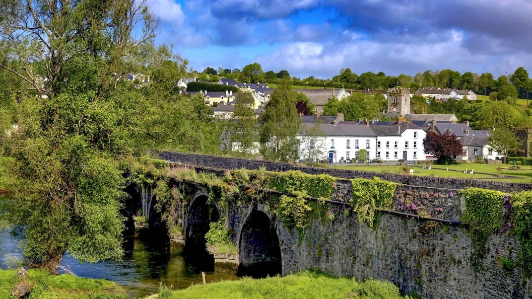 Village d'Inistioge avec son pont de pierre historique qui traverse la rivière Nore dans la campagne luxuriante du comté de Kilkenny.