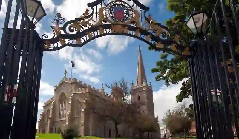 Die St. Columb's Cathedral und ihr Turm, gesehen durch dekorative Tore in Derry~Londonderry.