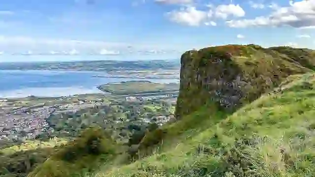Blick vom Cave Hill auf Belfast, den Belfast Lough und die umliegende Küste an einem klaren Tag.