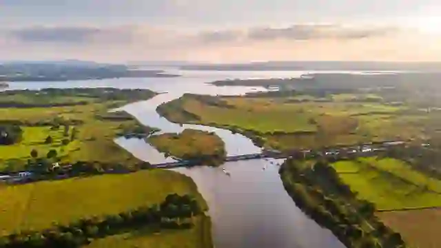 Luftbild des Lough Derg, der sich durch die grüne Landschaft von Irlands herzlicher Mitte schlängelt.