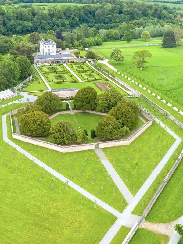 Veduta aerea della residenza Oldbridge e del centro visitatori della Battaglia del Boyne, con giardini all'italiana cinti da mura, circondati da un rigoglioso parco verde nella contea di Meath.