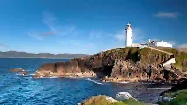 Le phare de Fanad Head surplombant les falaises escarpées et la côte atlantique du comté de Donegal par une journée claire.