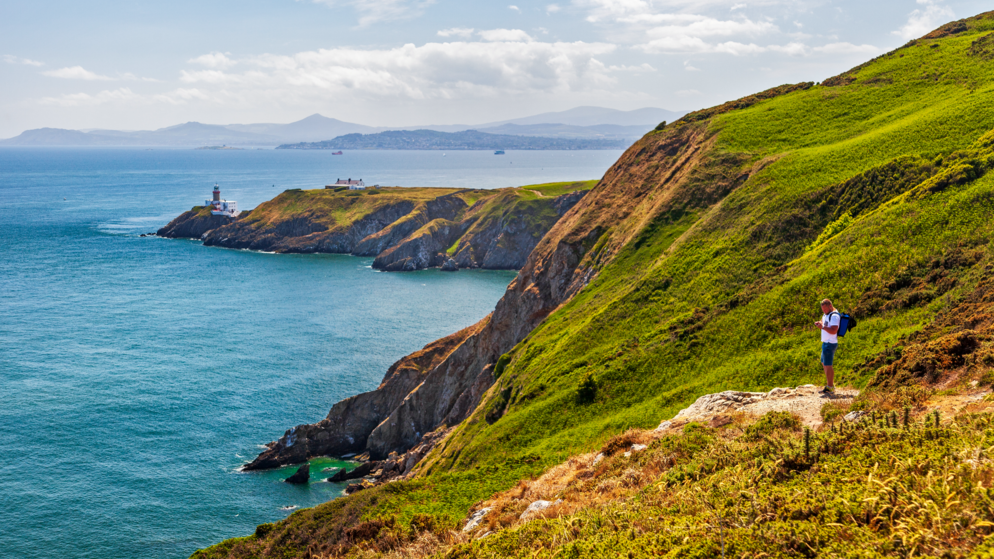 Howth Head mit dem Baily Leuchtturm auf dem Kliff mit Blick auf die Bucht von Dublin.