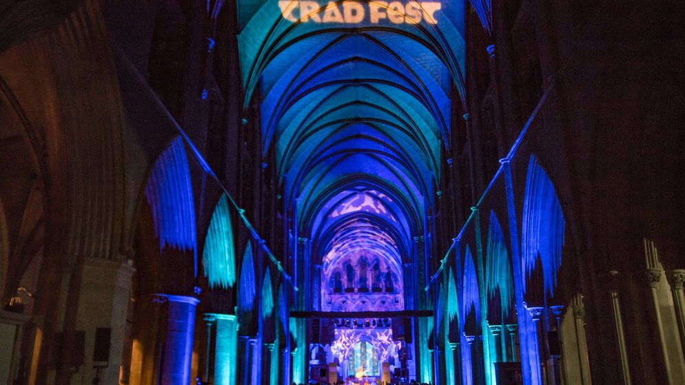 Artiest in kleurrijk kostuum die lacht tijdens de St. Patrick's Day-parade in Dublin.