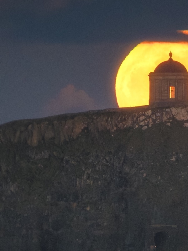 Una espectacular superluna sale por detrás del templo de Mussenden, en el condado de Londonderry, y perfila la silueta de este emblemático edificio abovedado sobre los muros de piedra.