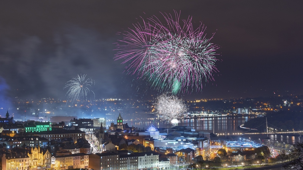 Des feux d'artifice éclatent au-dessus de Derry~Londonderry lors de l'Halloween de Derry.