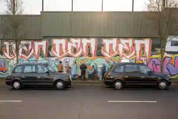 black-cab-tour-belfast-walls
