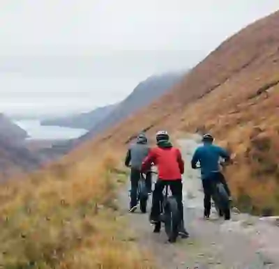 Un groupe de cyclistes explore un parcours de montagne brumeux à travers le pittoresque Parc national de Glenveagh, dans le comté de Donegal.