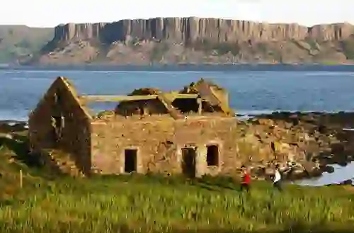 Cabaña de piedra en ruinas junto a la costa en Ushet Point, en la isla de Rathlin, condado de Antrim, Irlanda del Norte.