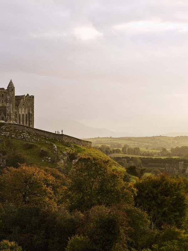 Der Rock of Cashel erhebt sich unter sanftem Abendlicht über die Landschaft von Tipperary.
