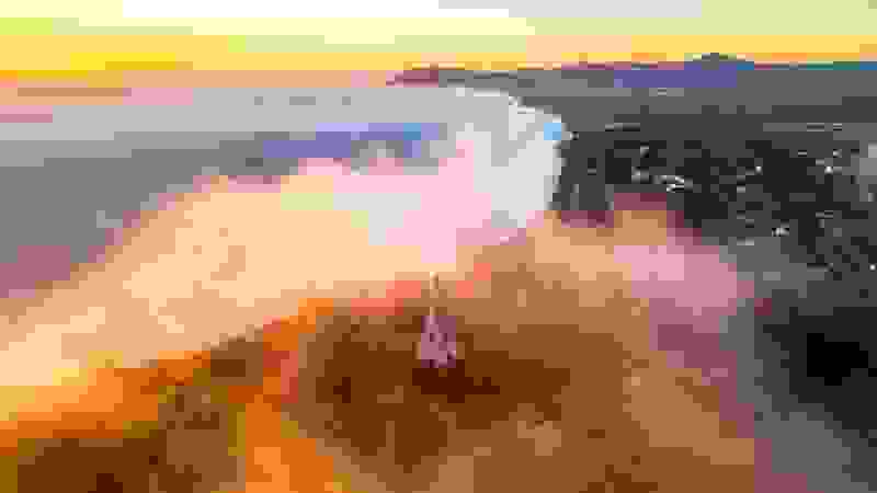 Mist boven Killiney Hill en de obelisk bij zonsopgang met uitzicht op Dublin Bay en de Wicklow Mountains.