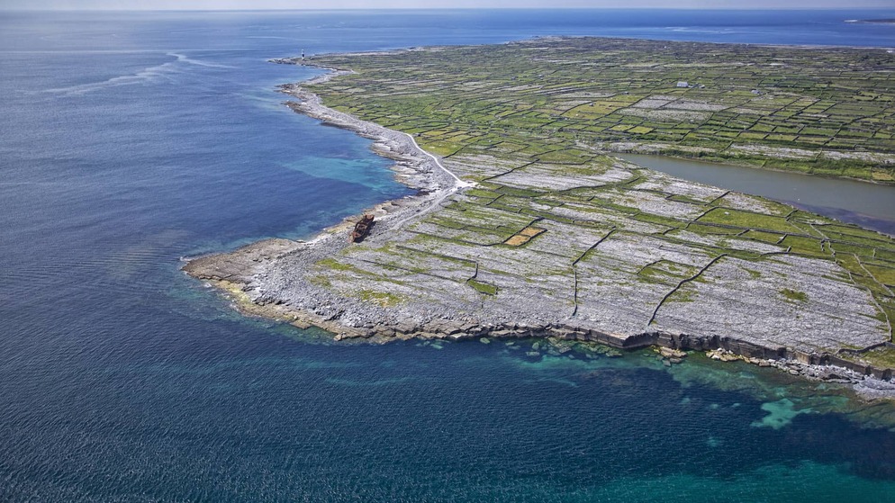 Côte rocheuse et champs déchiquetés des Îles d'Aran qui se rencontrent avec l'océan Atlantique.