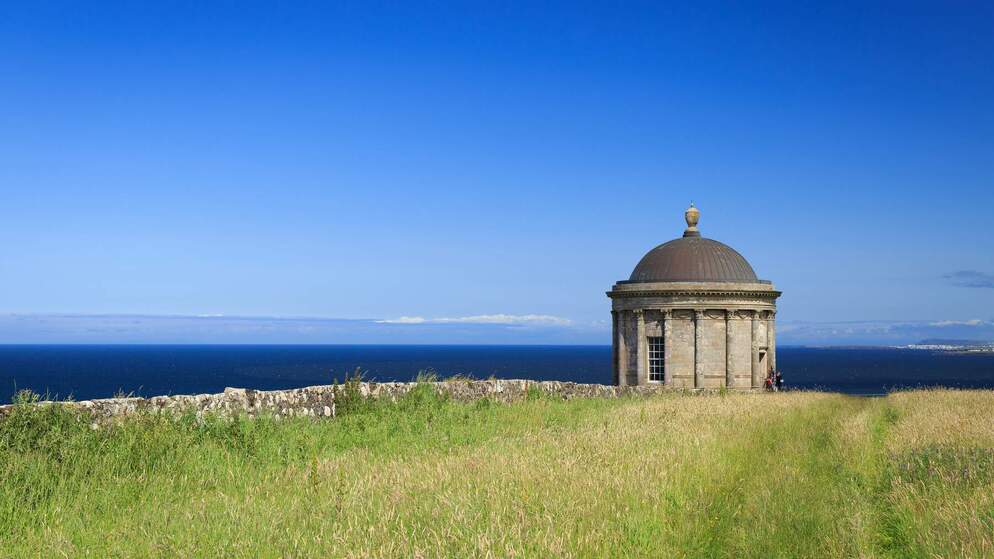 Der Mussenden-Tempel thront an einem hellen Tag auf einer Klippe mit Blick auf Atlantischer Ozean in Grafschaft Londonderry.