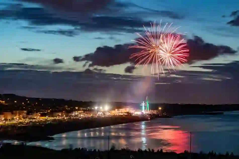 Fireworks in Bray, Wicklow, Ireland. ⒸShutterstock
