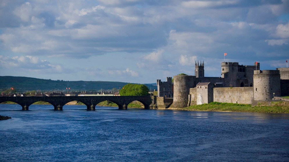 Le château du roi Jean et le pont Thomond sur la rivière Shannon dans la ville de Limerick.