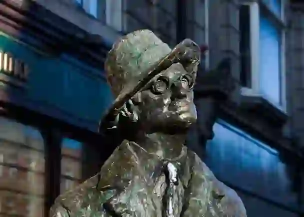 literature-in-ireland-james-joyce-statue-dublin-3 copy