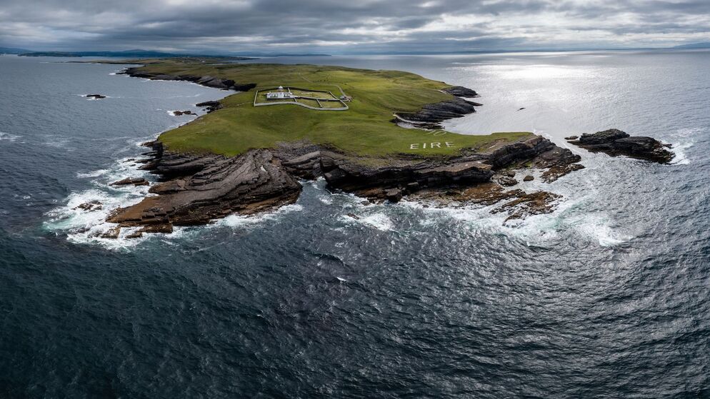 Die Halbinsel Loop Head mit Leuchtturm, Klippen und dem historischen EIRE-Luftzeichen in der Grafschaft Clare.