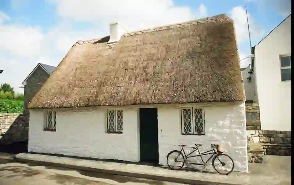 hawkwalks-thatchedcottage