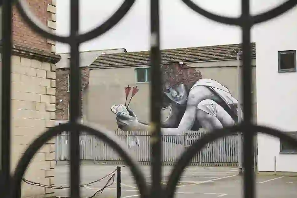belfaststreetart-crouchingmanmural
