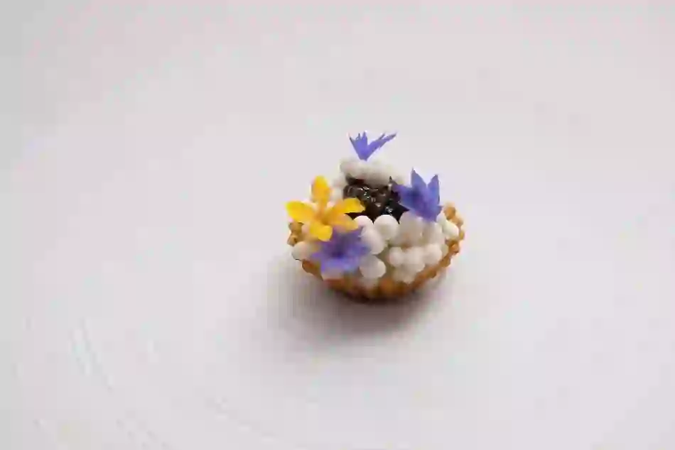 Ein elegantes Kaviartörtchen mit essbaren Blüten im Restaurant Chapter One in Dublin.