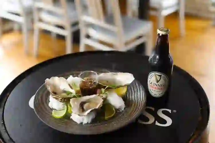 Frische irische Austern, serviert mit einer Flasche Guinness in Dublin, Irland.