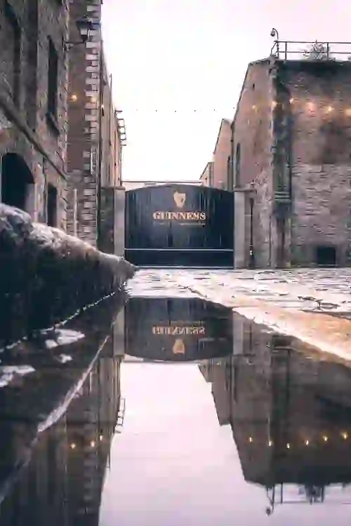 Historische Guinness-Brauerei-Gebäude im Guinness Storehouse in Dublin, Irland.