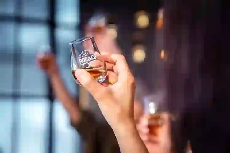 Verkostung von irischem Whiskey in der Roe & Co Distillery in Dublin. Irland.