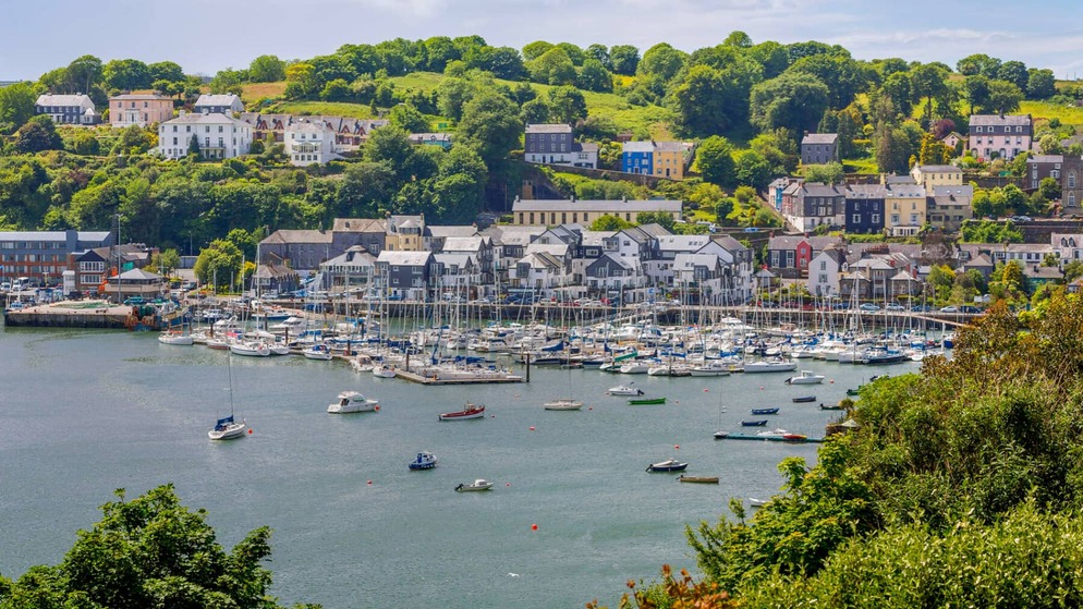 Kleurrijk havenstadje Kinsale met jachten die aan de haven zijn afgemeerd.
