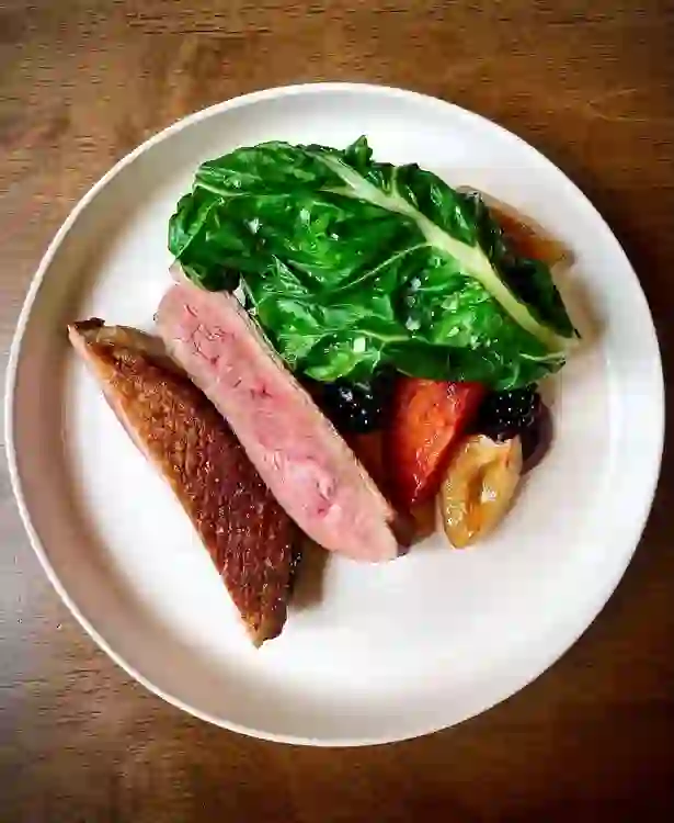 Ein Gericht mit gerösteter Ente, saisonalem Gemüse und Brombeeren im Noble, Grafschaft Down.