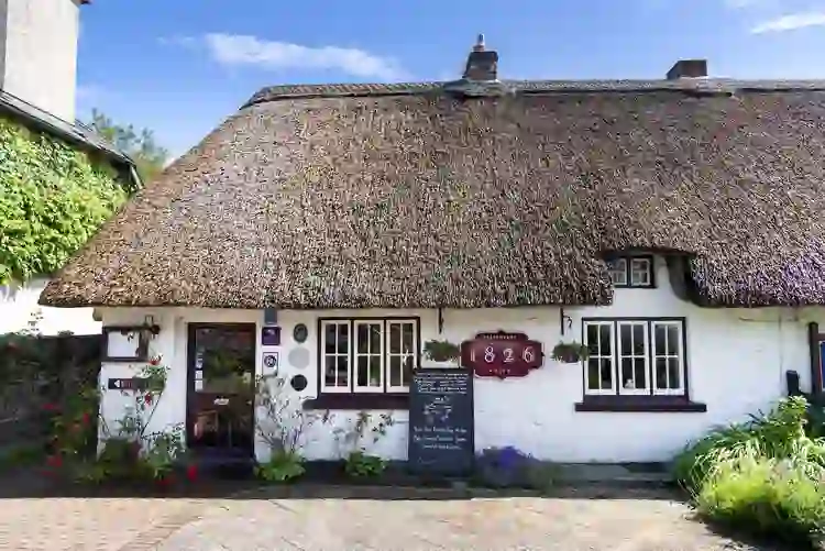 Das Restaurant Adare aus dem Jahr 1826 mit Strohdach im Herzen von Adare, Grafschaft Limerick.
