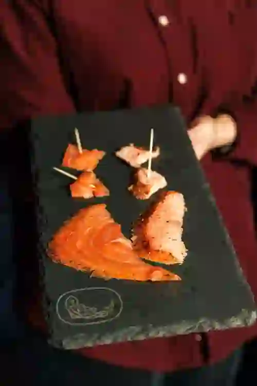 Een selectie van proevertjes van gerookte zalm geserveerd bij de Burren Smokehouse, Clare.