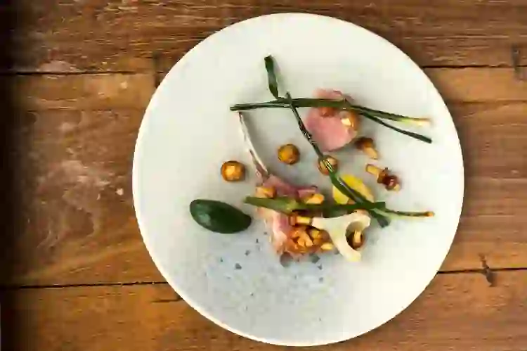 Iers lamsvlees met wilde paddenstoelen en seizoensgroenten bij OX restaurant in Belfast.