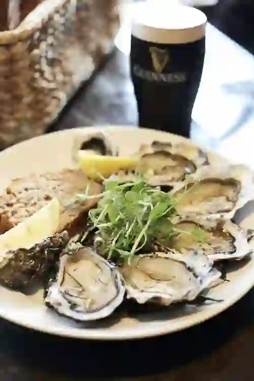 Verse oesters uit Carlingford, geserveerd met bruin brood, citroen en groenten in Louth.