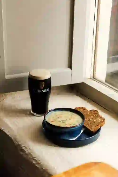 Zeevruchtensoep met bruin brood en een pint Guinness in McDermott's Pub, Clare.